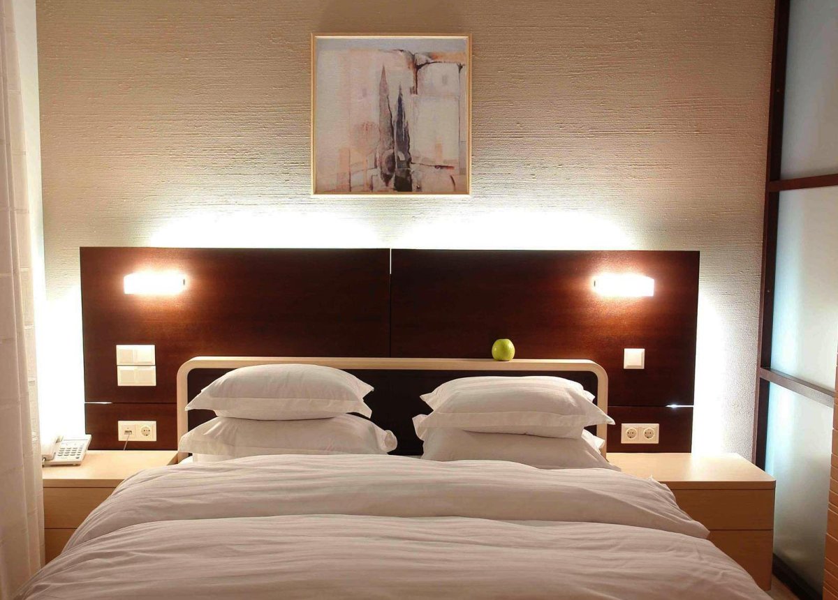 Бра над изголовьем кровати