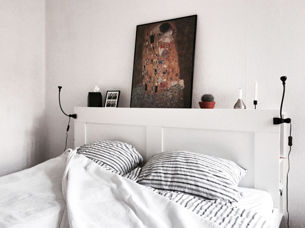 Узоры на изголовье кровати