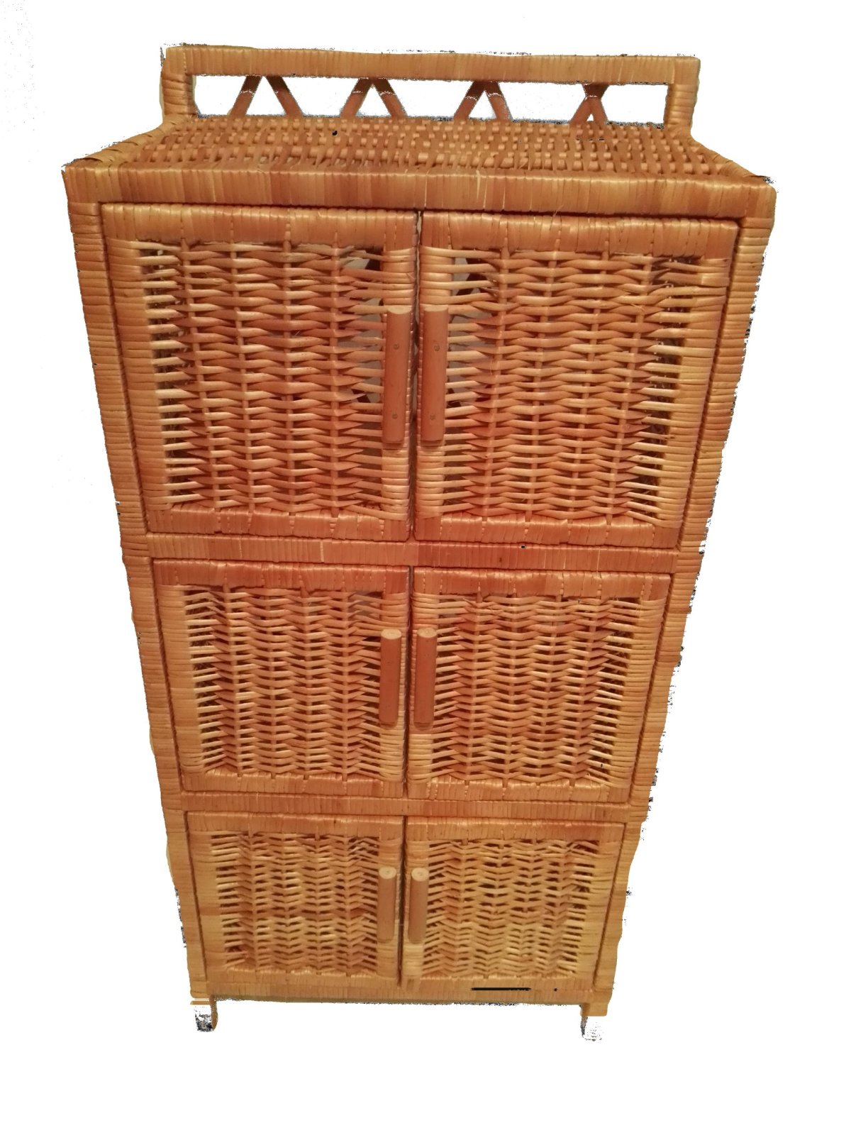 Шкафчик на ножках с ротанговым полотном