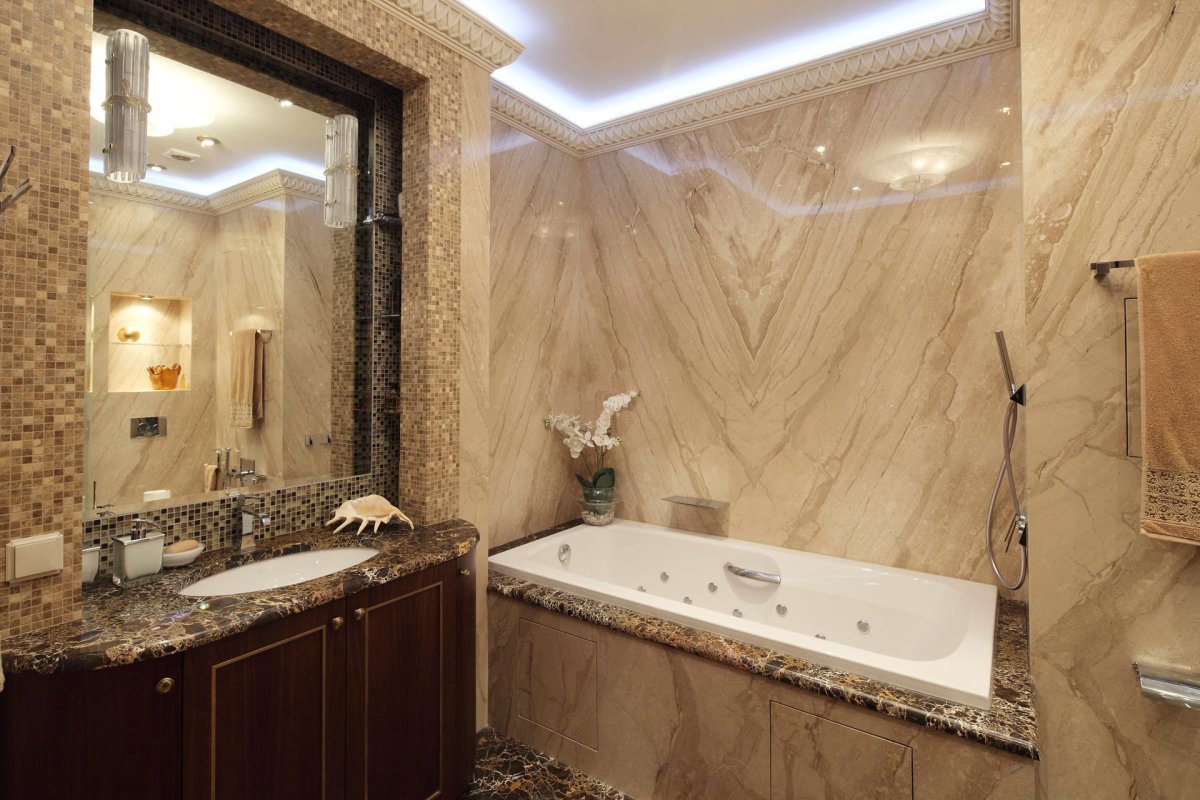Ванная с мраморной плиткой