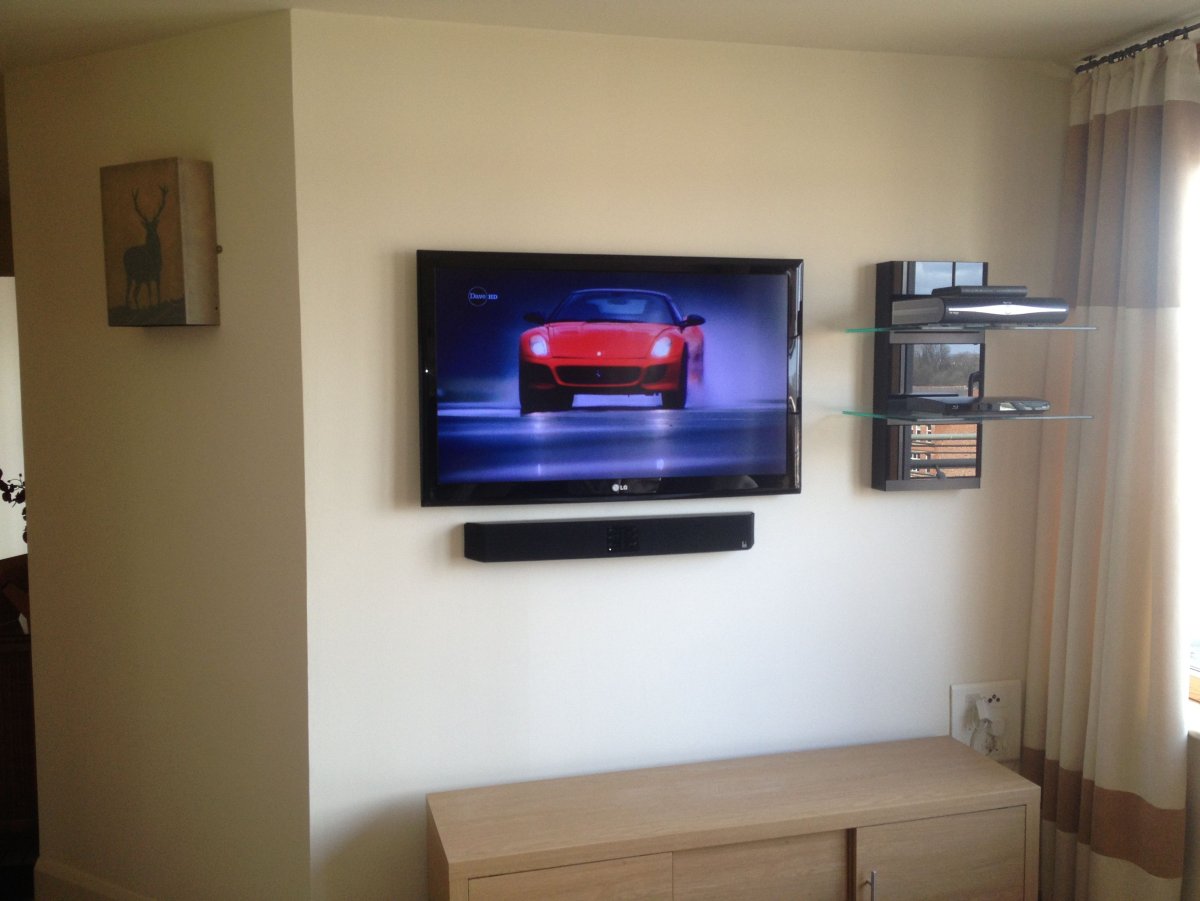 Полка сбоку от телевизора