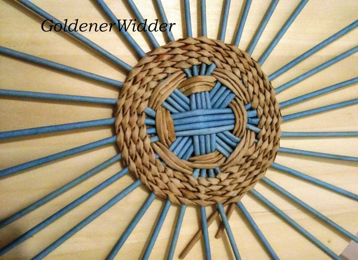 Панно на стену из бумажных трубочек