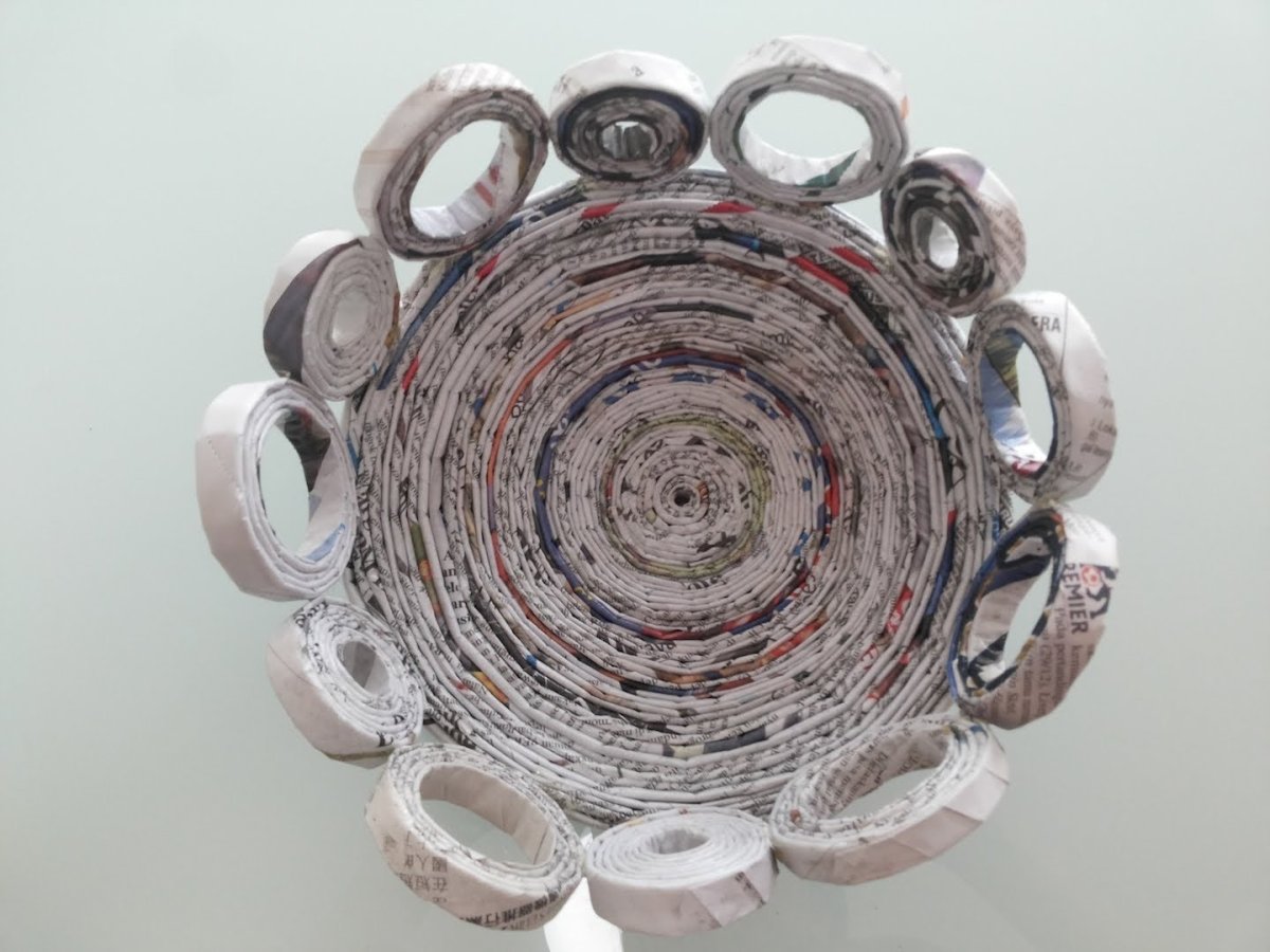 Вазы из газетных колечек