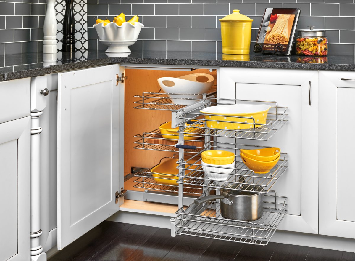 Открытые полки для хранения на кухне