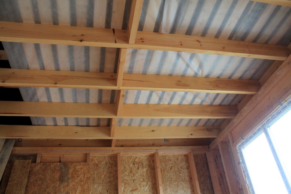 Потолок с деревянной обрешеткой