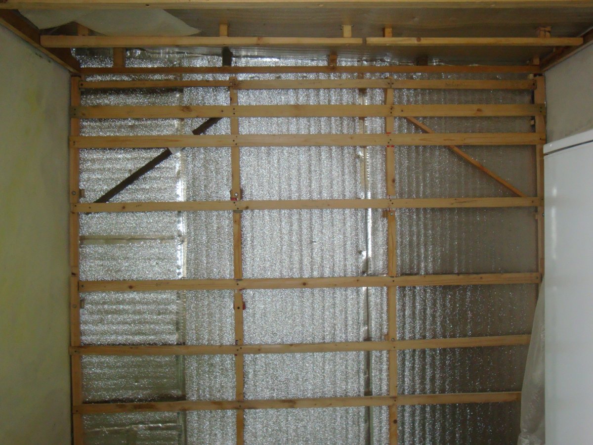 Шкаф на балконе из вагонки