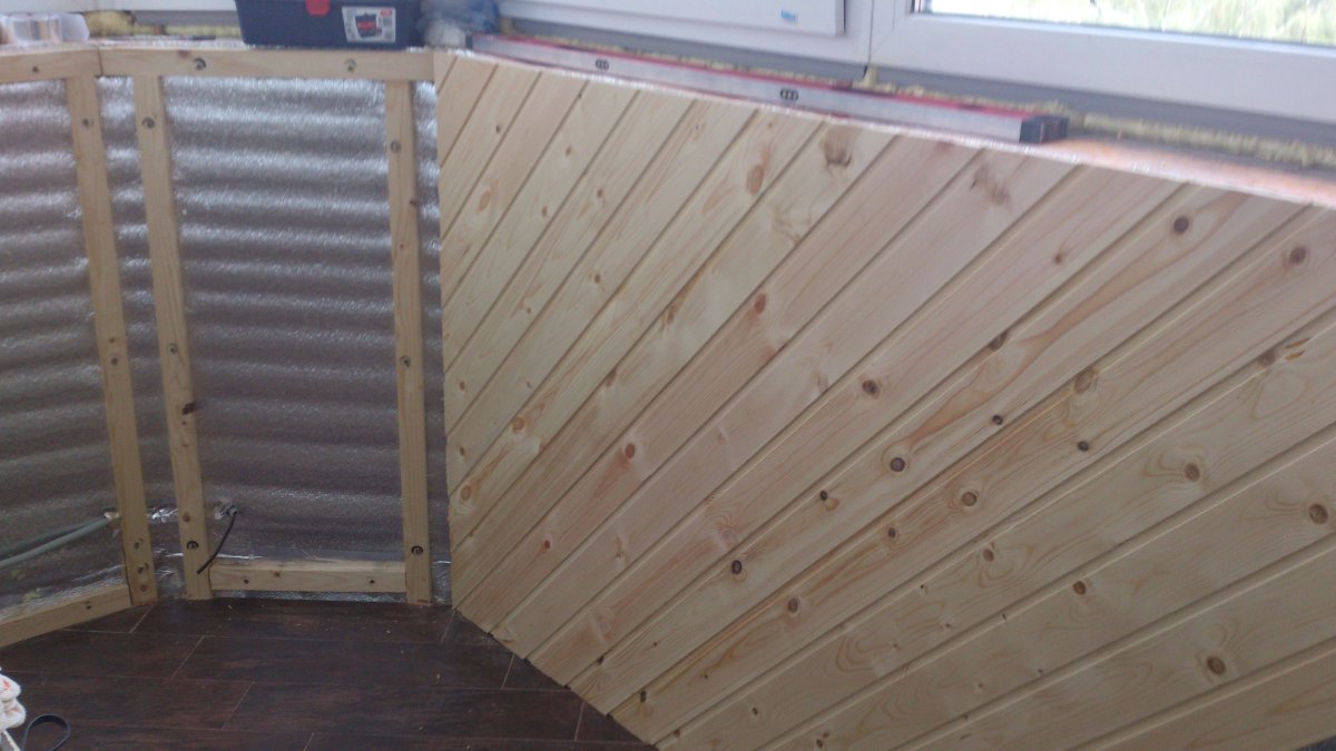 Обрешетка потолка балкона