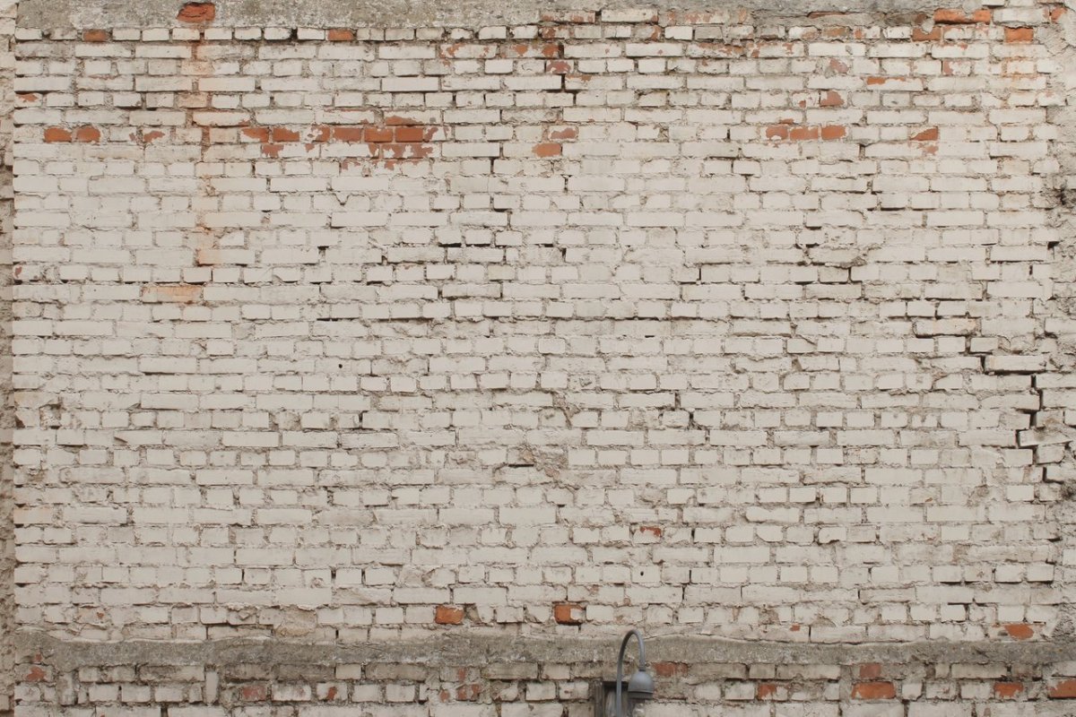 Обшарпанная кирпичная стена