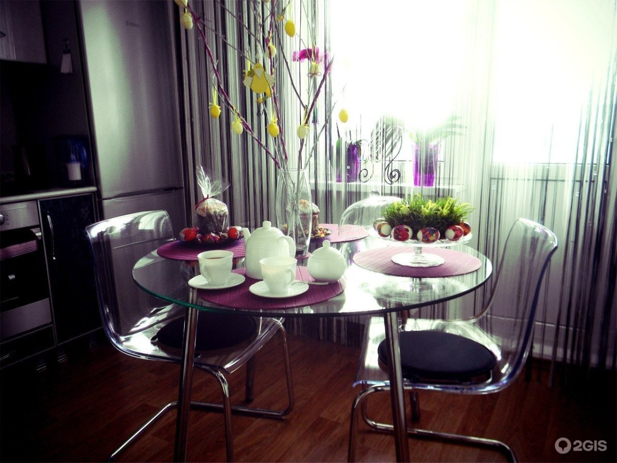 Круглый стеклянный стол в интерьере