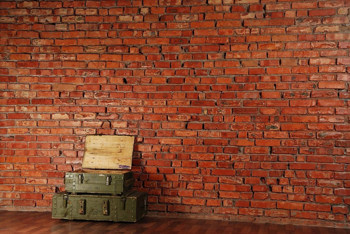 Красная кирпичная стена