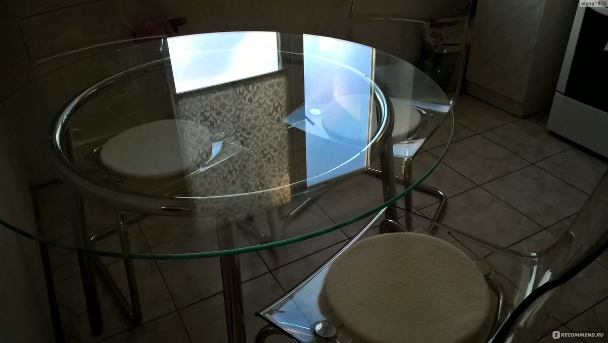 Прозрачные стулья и круглый стол