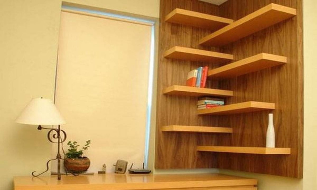 Угловая полка над столом в комнату из дерева