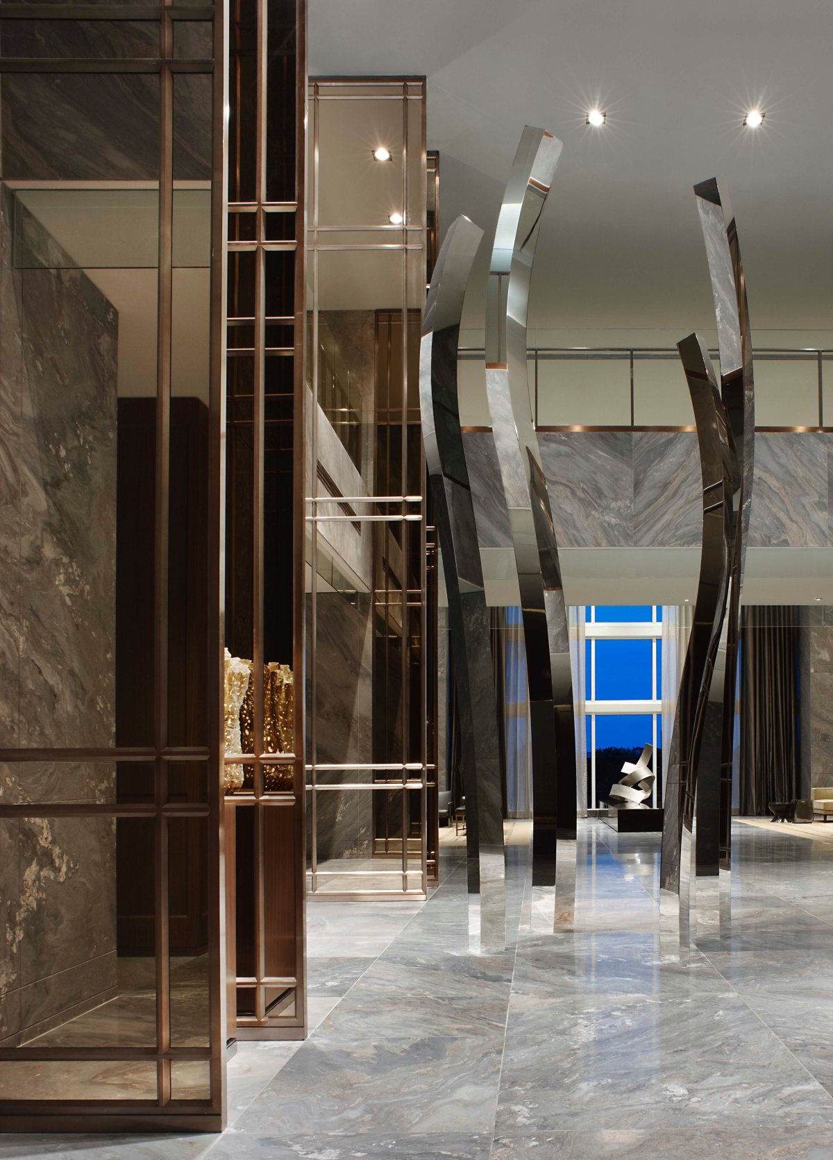 Зеркальная колонна в интерьере