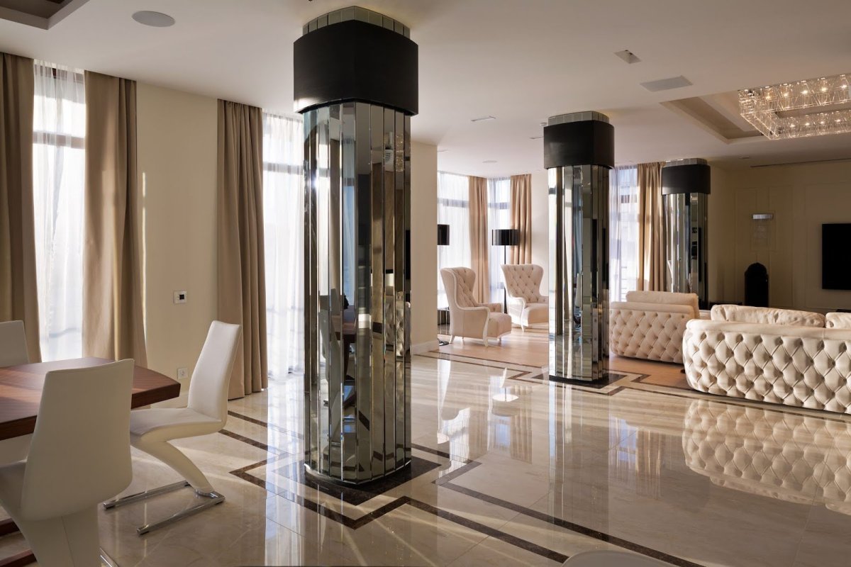 Зеркальная колонна в интерьере