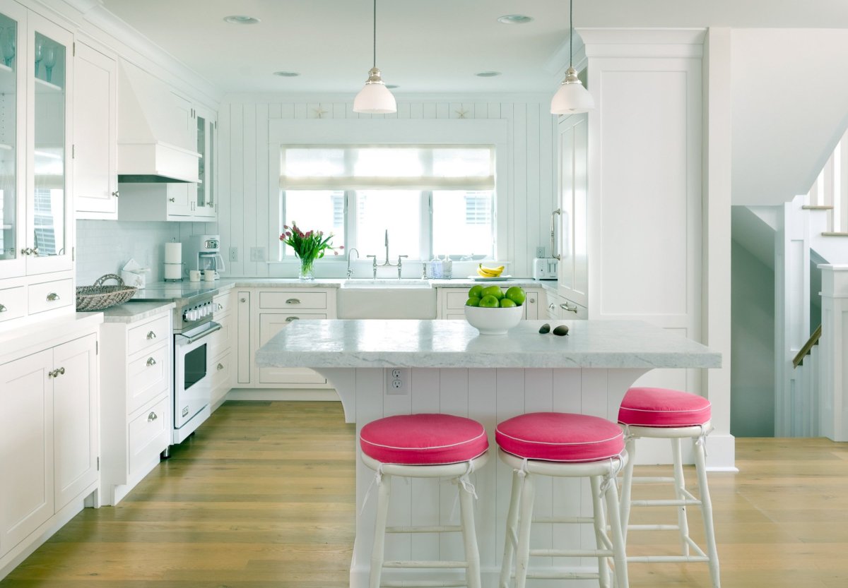 Кухня в белом цвете с деревянной столешницей