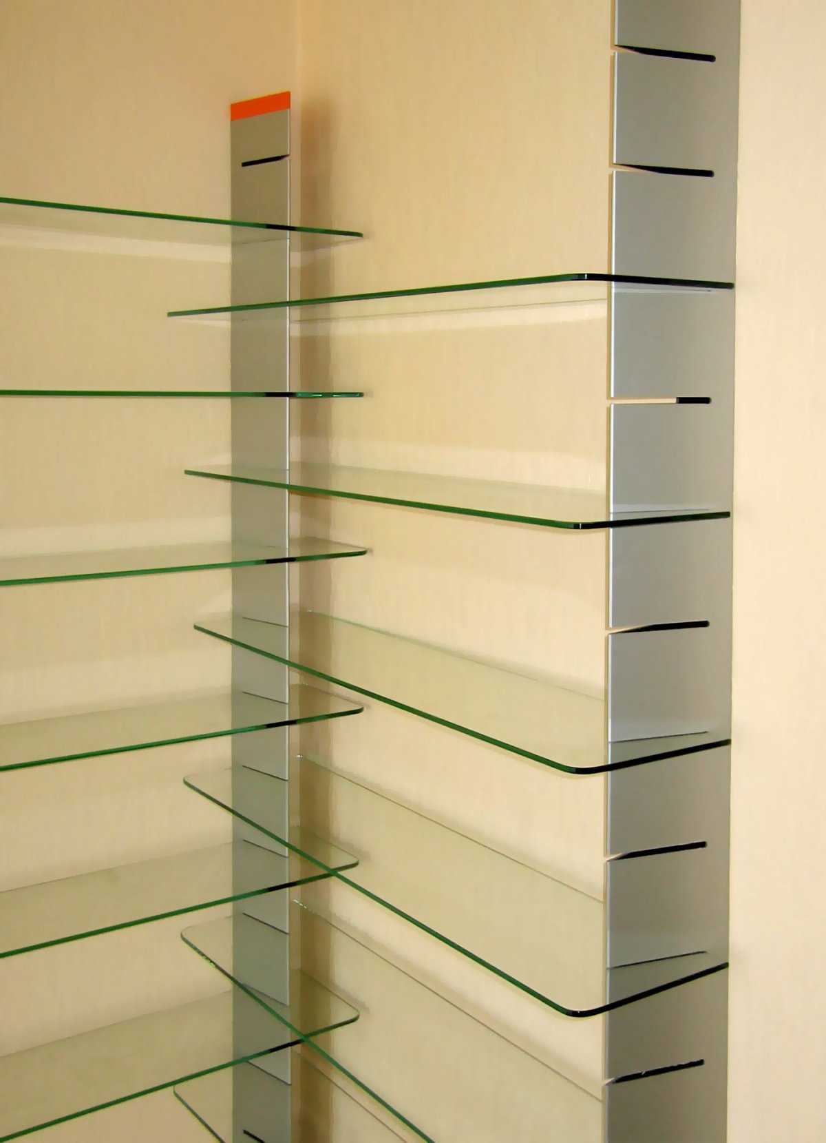 Деревянный стеллаж со стеклянными полками