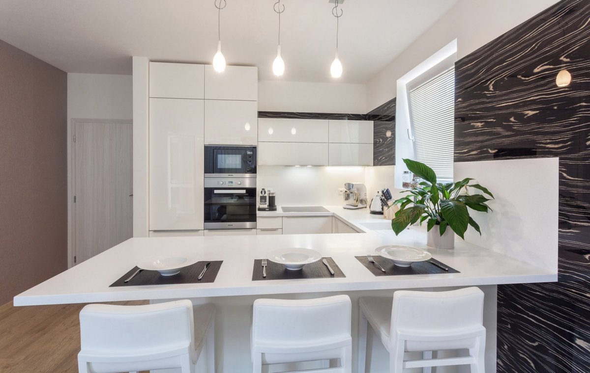 Белый ламинат на кухне