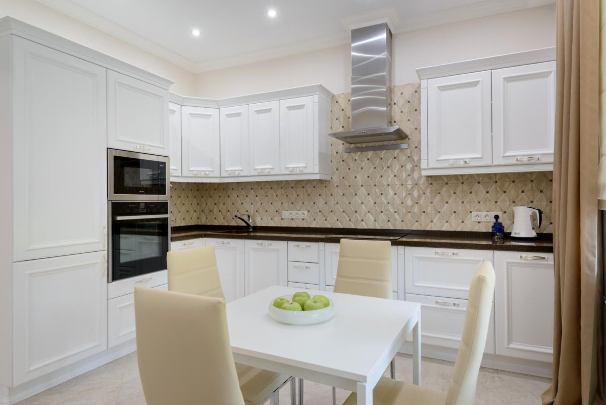 Голубые стены на кухне