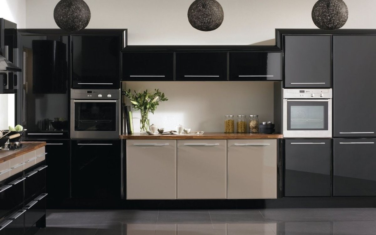 Белая кухня с черной столешницей