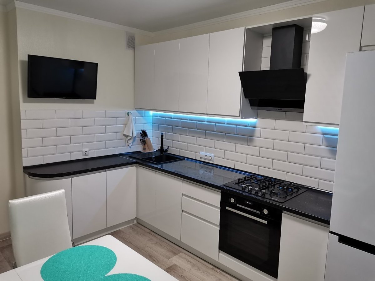 Белая кухня с черной техникой