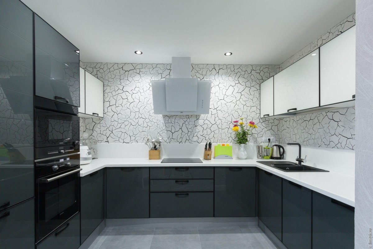 Белая кухня с обоями в серых тонах