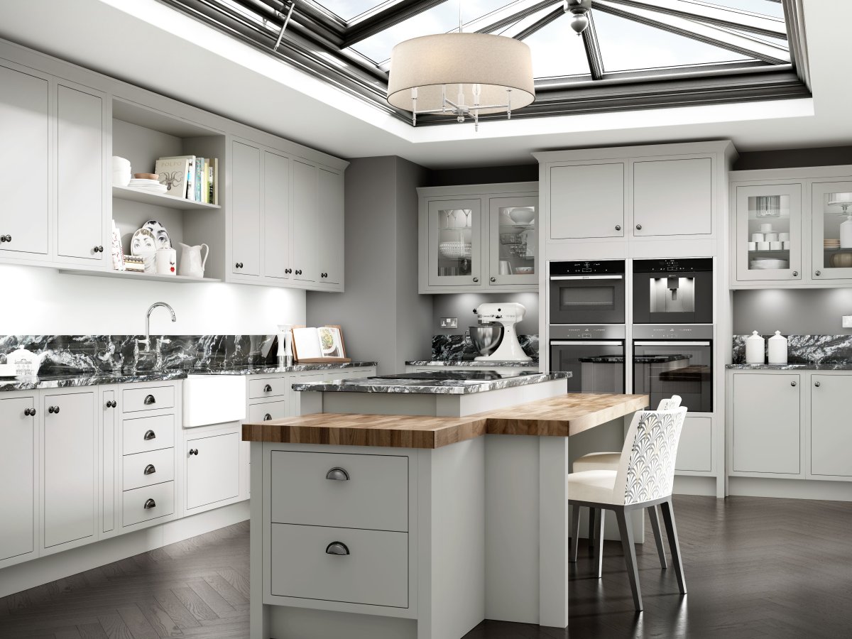 Белая кухня серая столешница коричневый пол