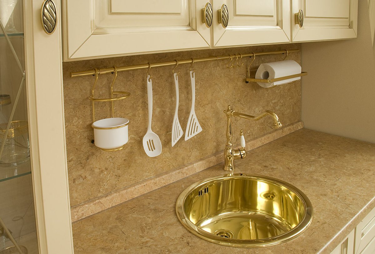 Раковина для кухни белая с золотом