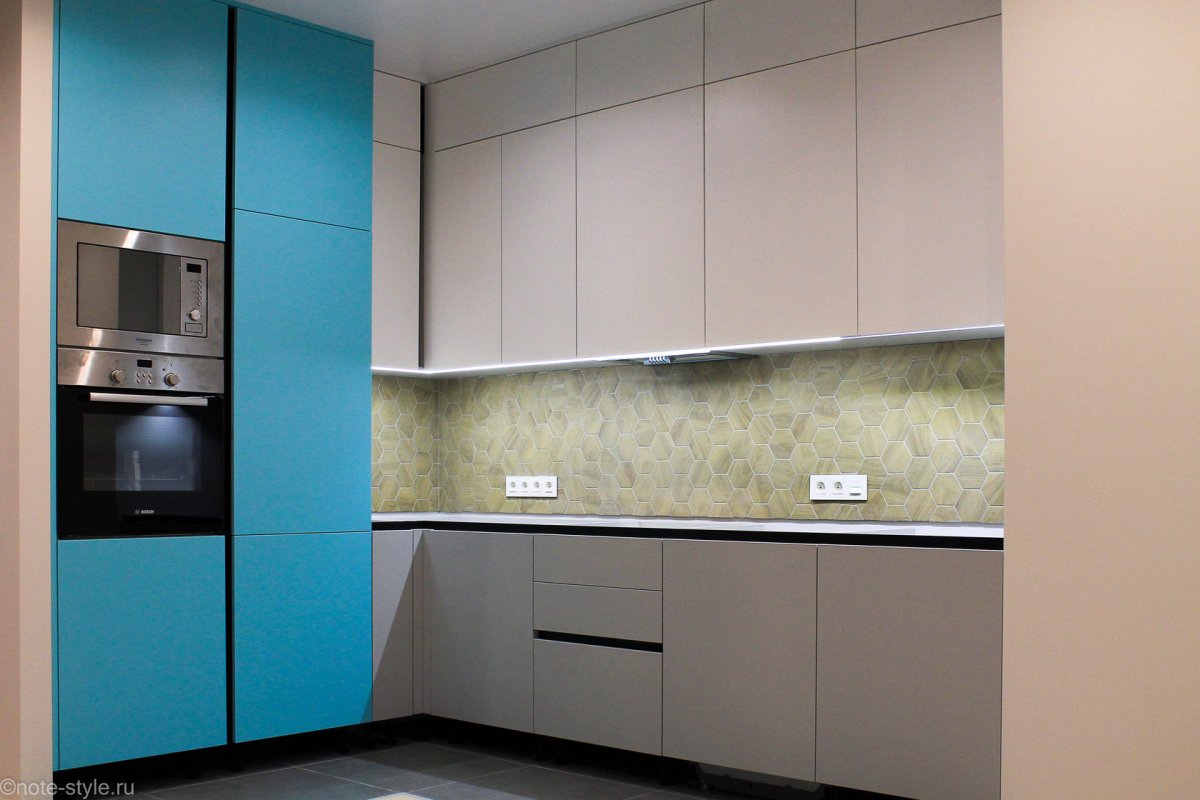 Белая кухня с белой столешницей