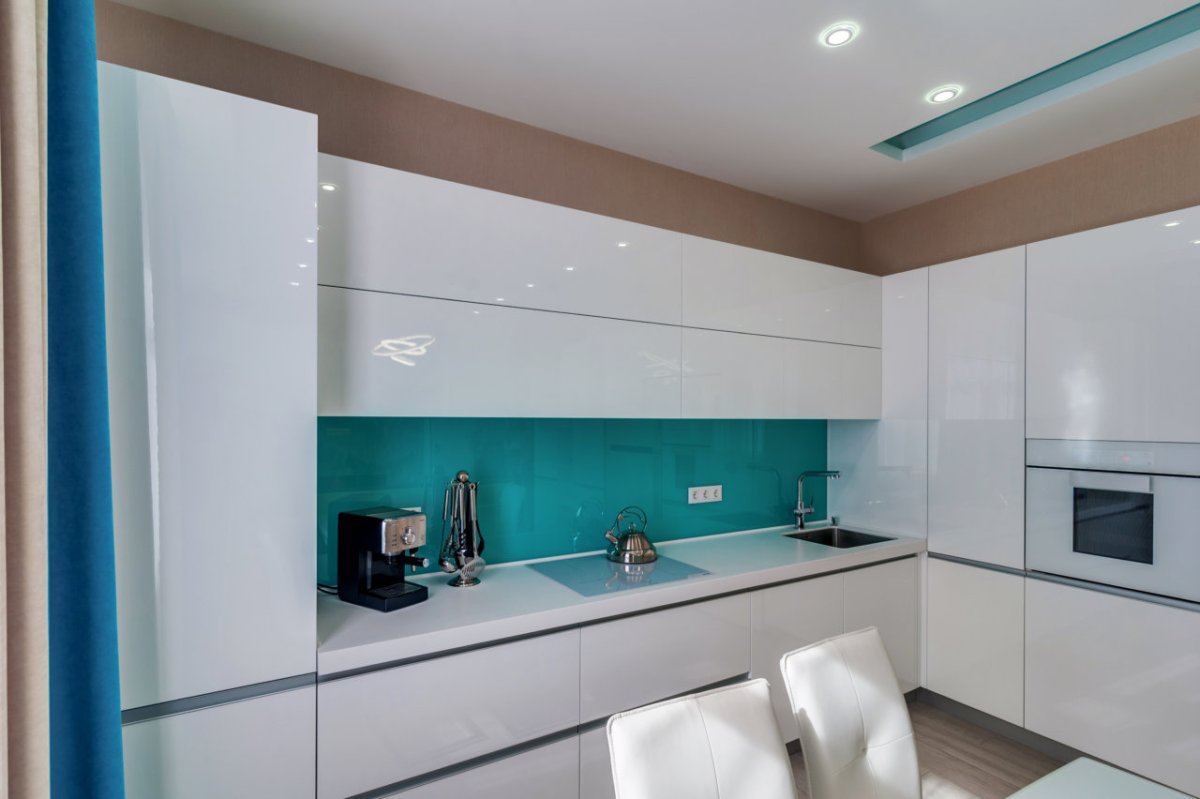 Кухня с бирюзовым фартуком