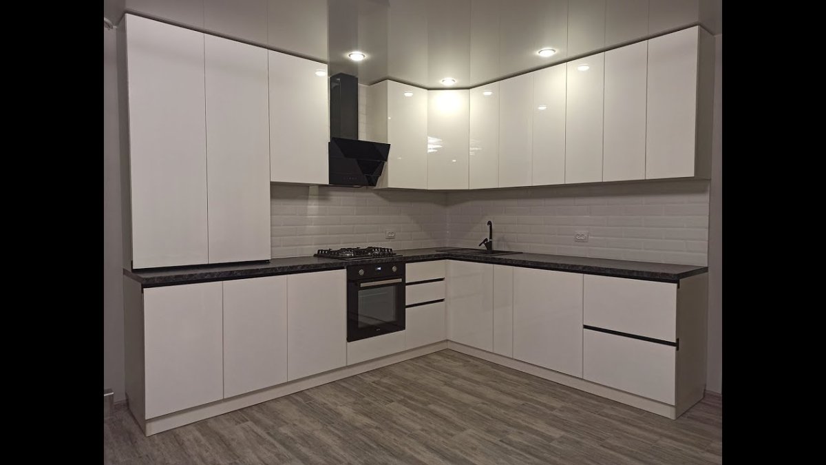 Белая глянцевая кухня без ручек