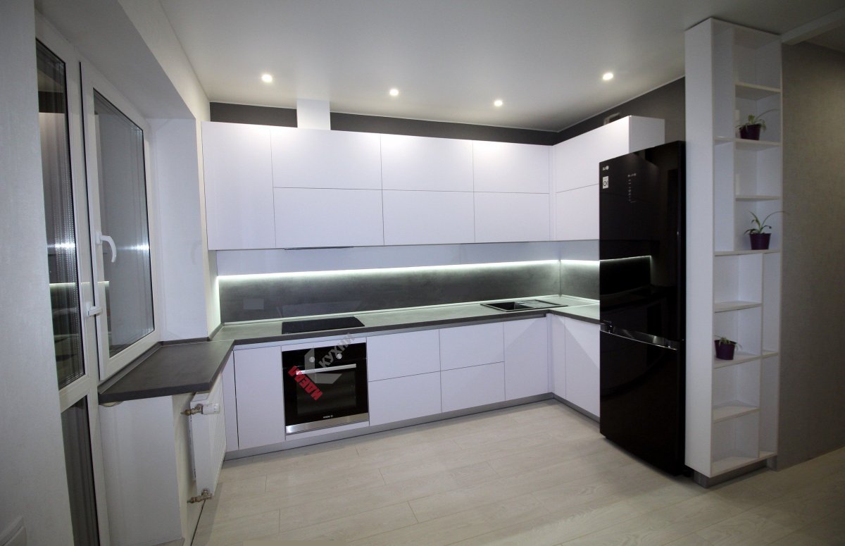 Белая угловая кухня с черной столешницей