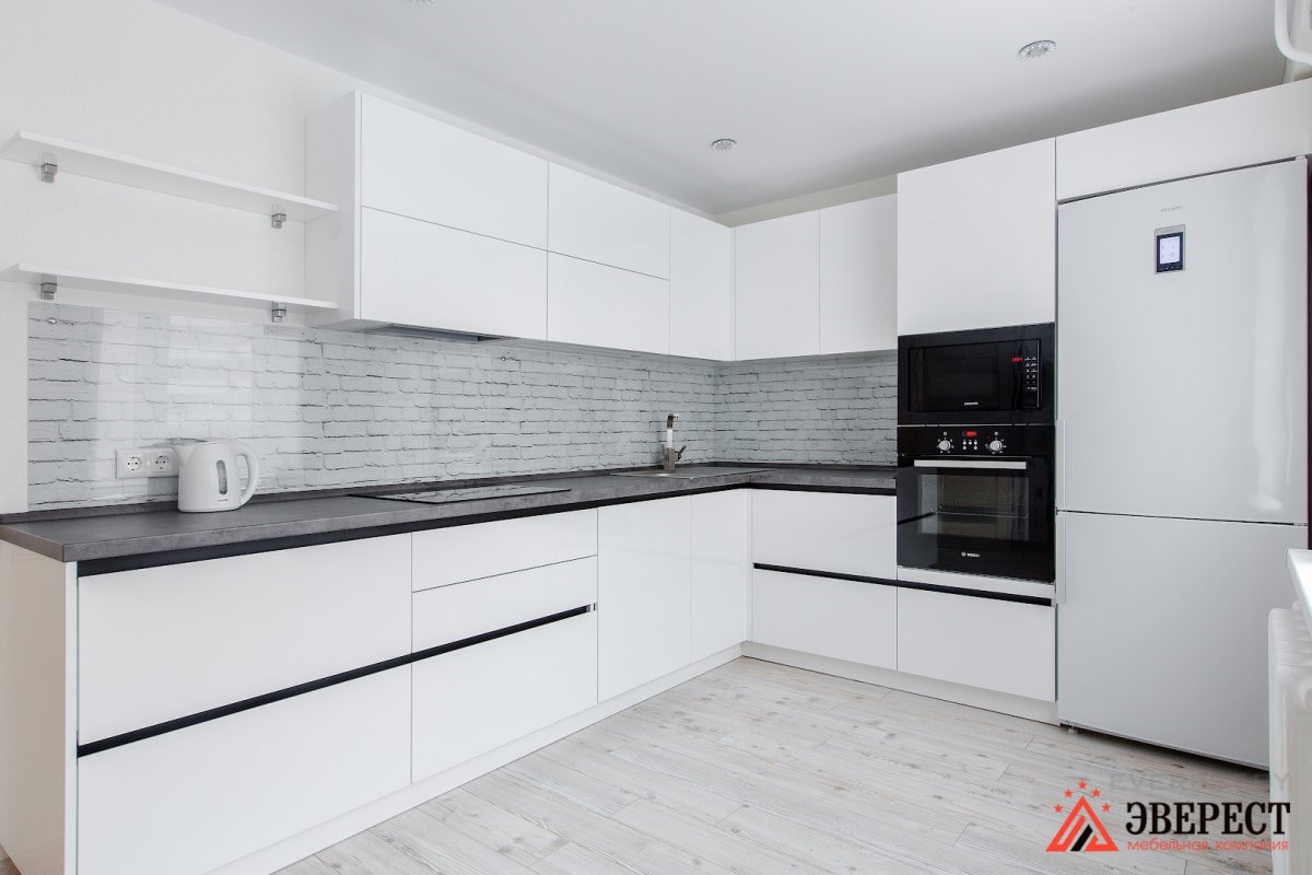 Кухня светлая с доводчиками без ручек