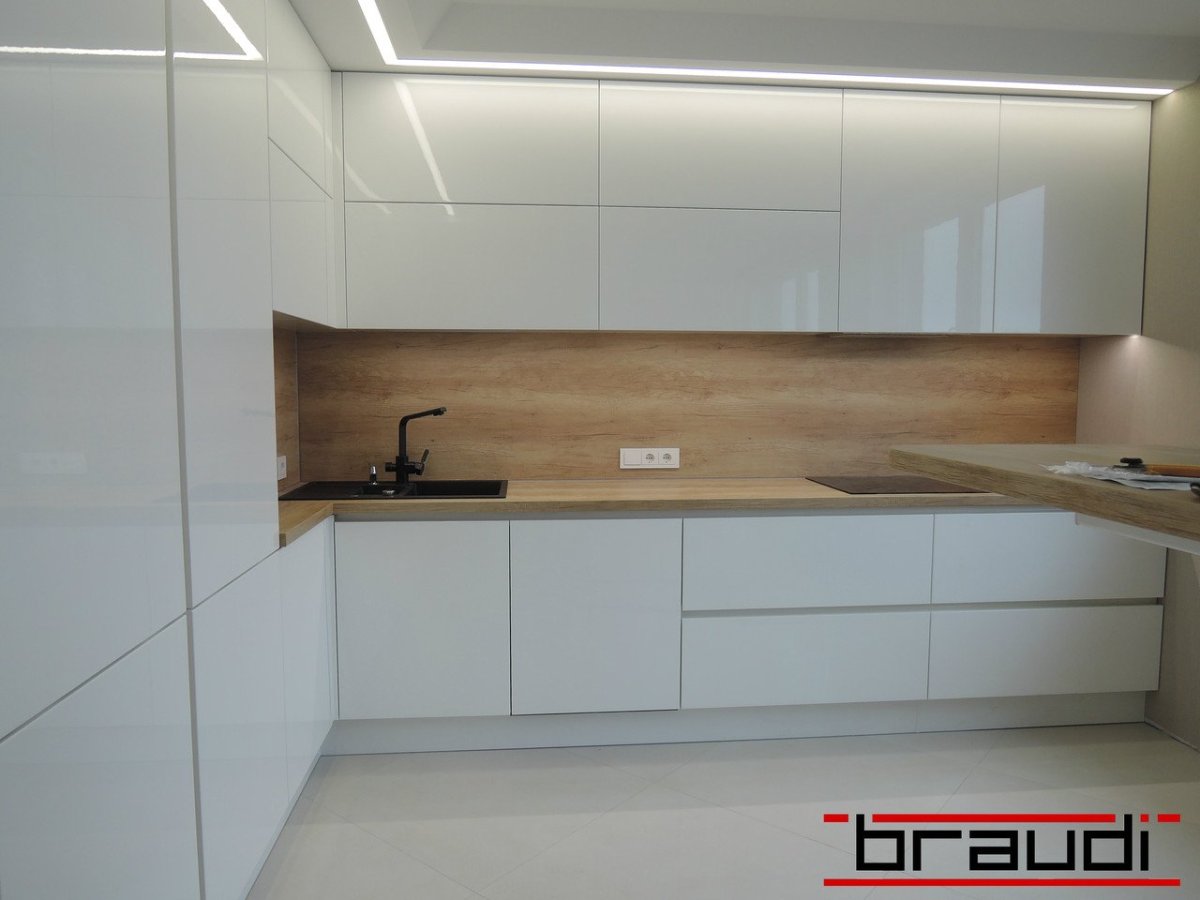 Белая глянцевая кухня