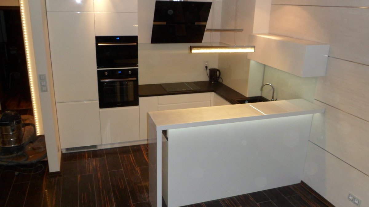 Кухня белая с деревом Модерн