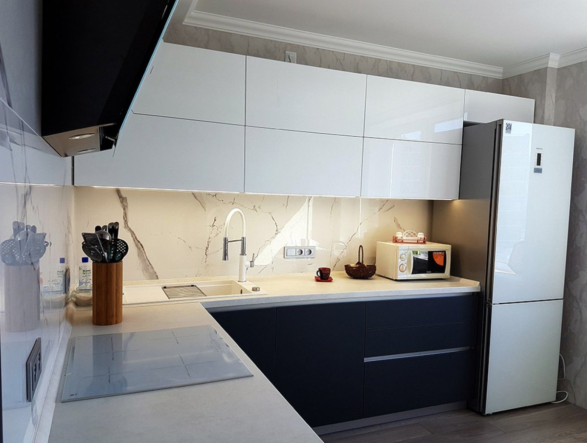 Белая кухня без ручек