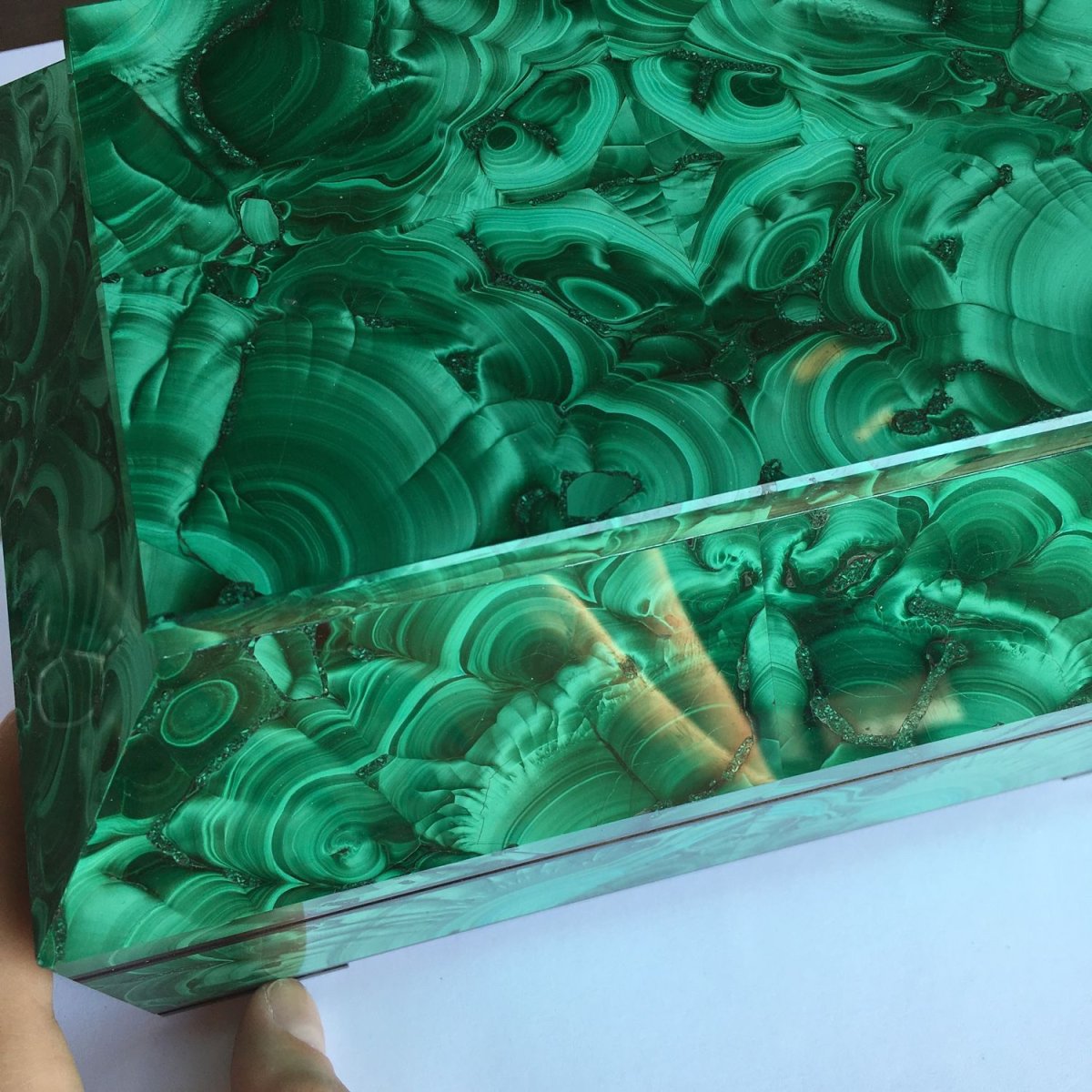 Малахит горячий в руке