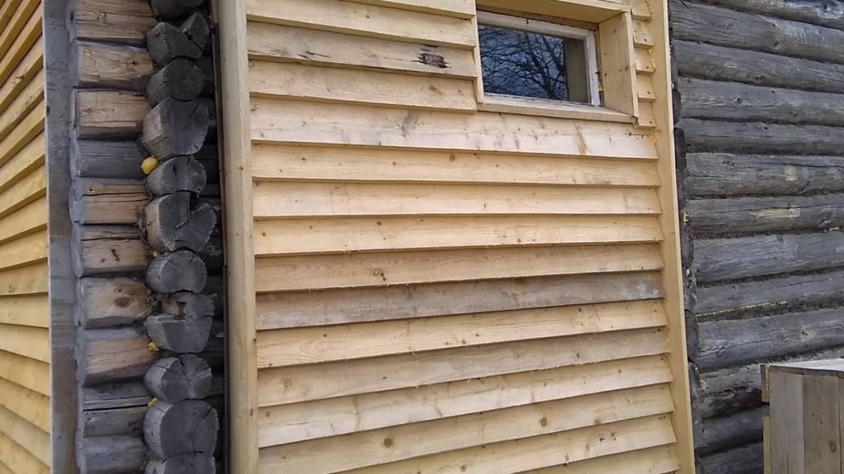 Дом обшитый необрезной доской