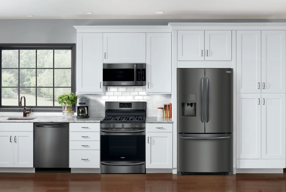 Холодильник в интерьере кухни