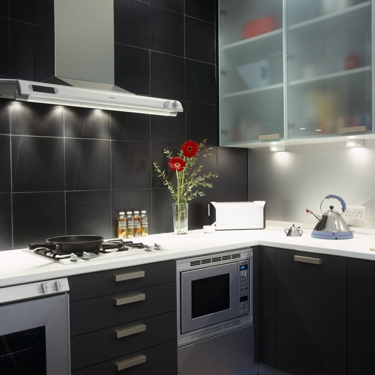 Белая кухня икеа с черной столешницей