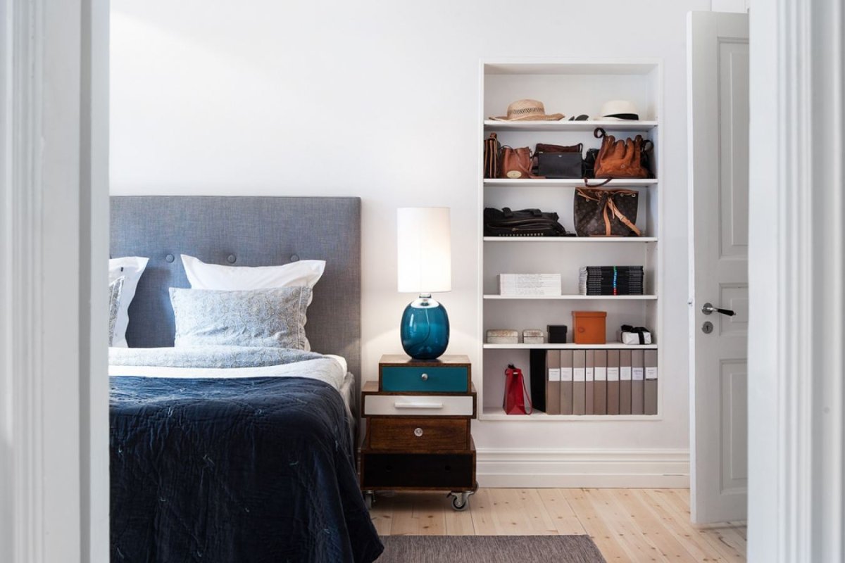 Полки в скандинавском стиле в спальне