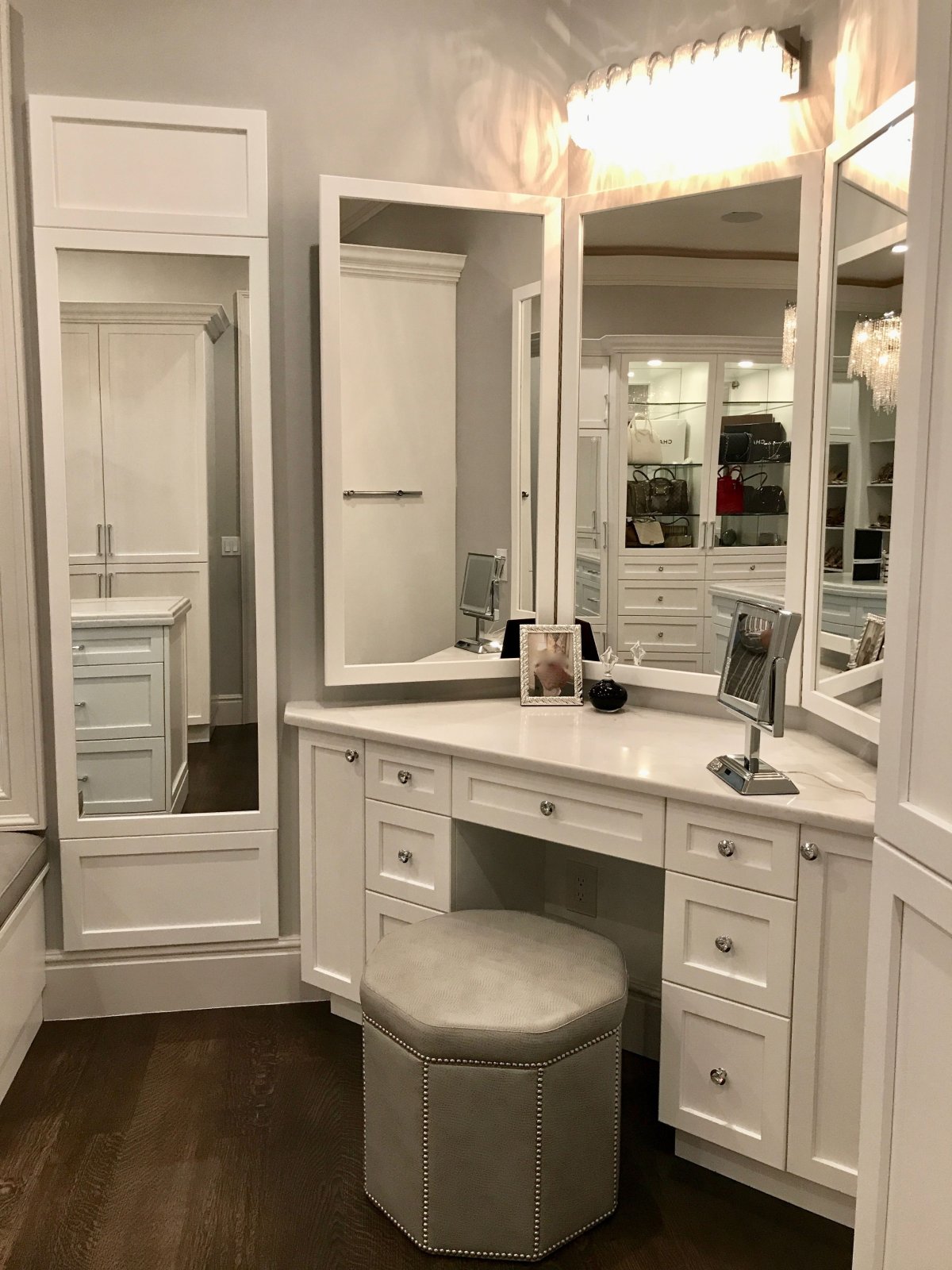 Гардеробная с туалетным столиком