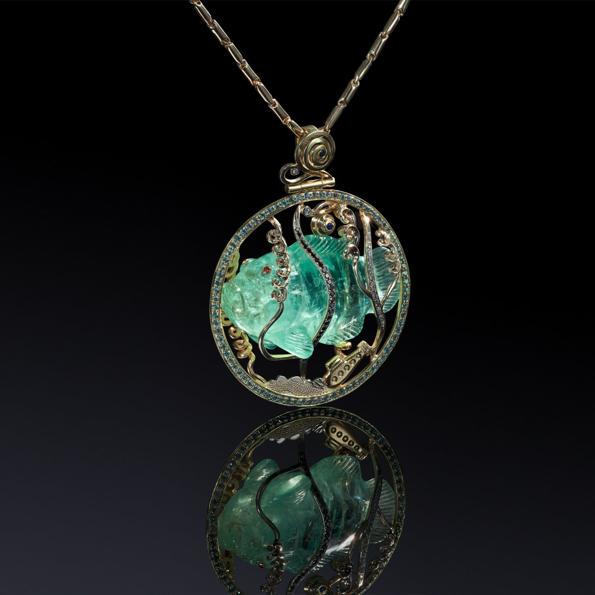 Темный Аквамарин камень