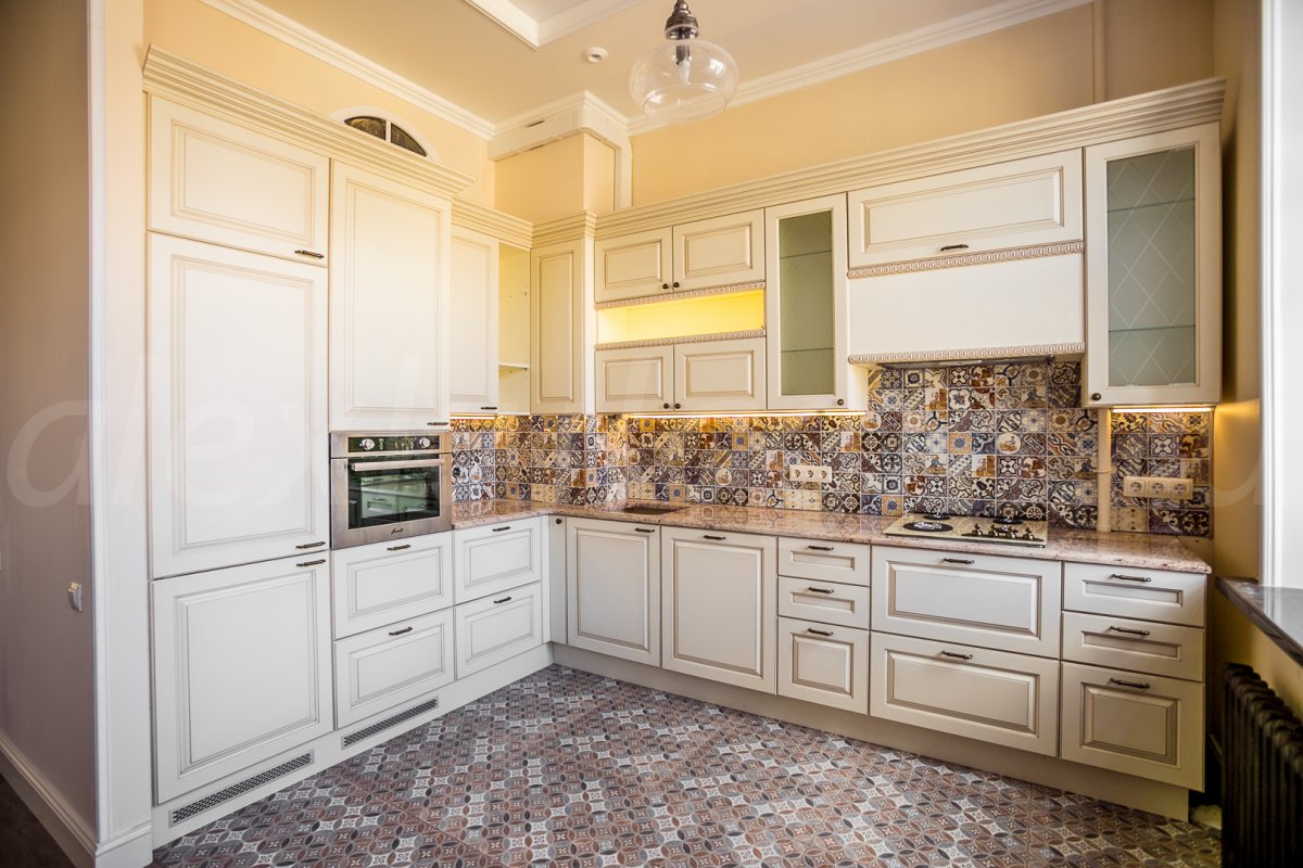 Кухня Версаче белая с золотом