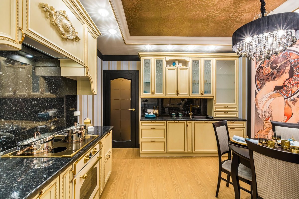 Обои в интерьере классической кухни