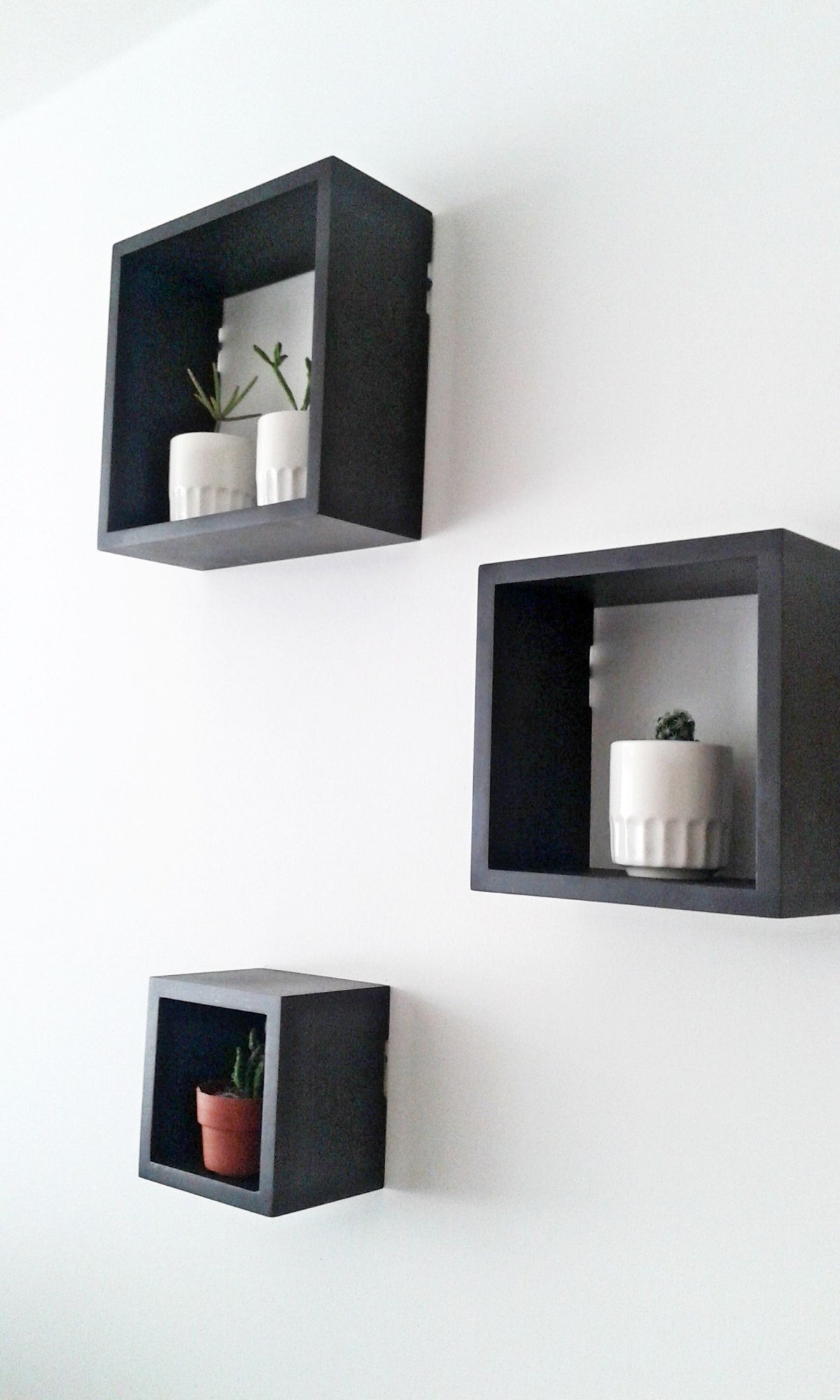 Квадратные полки в интерьере