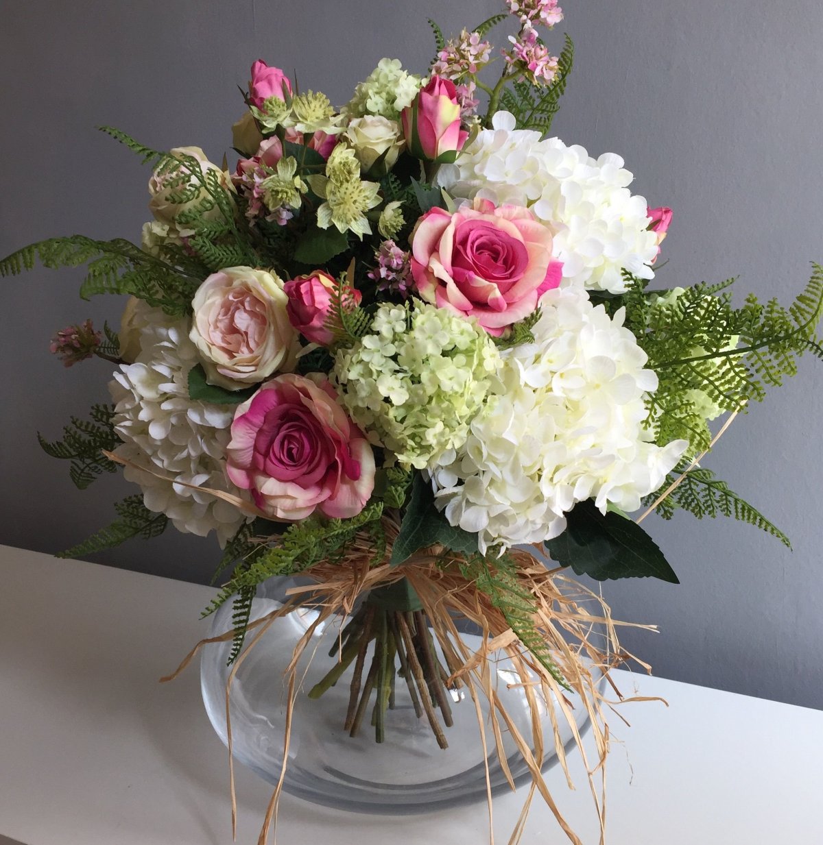 Цветы в высокой вазе