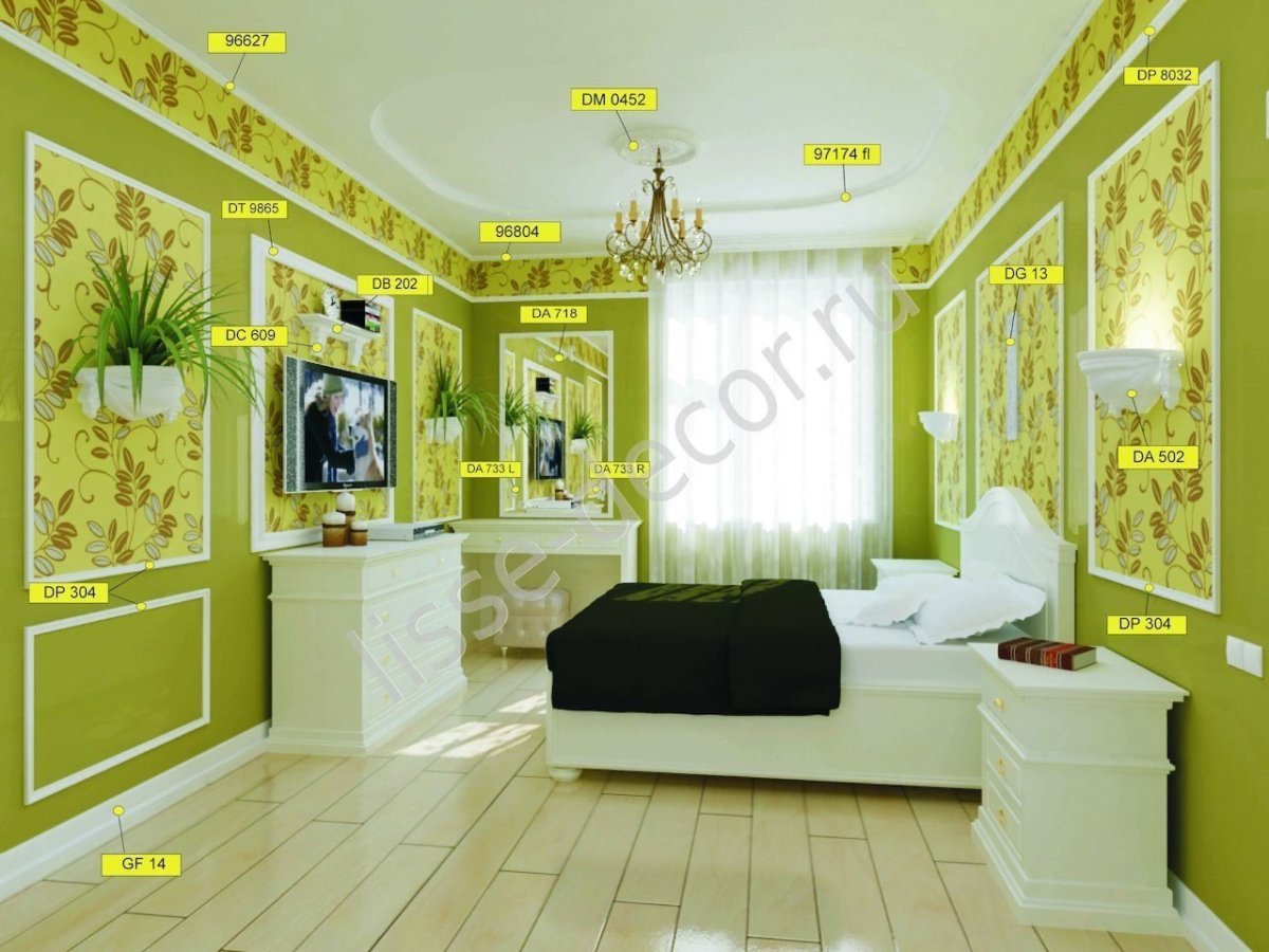 Рамка на стене из плинтуса