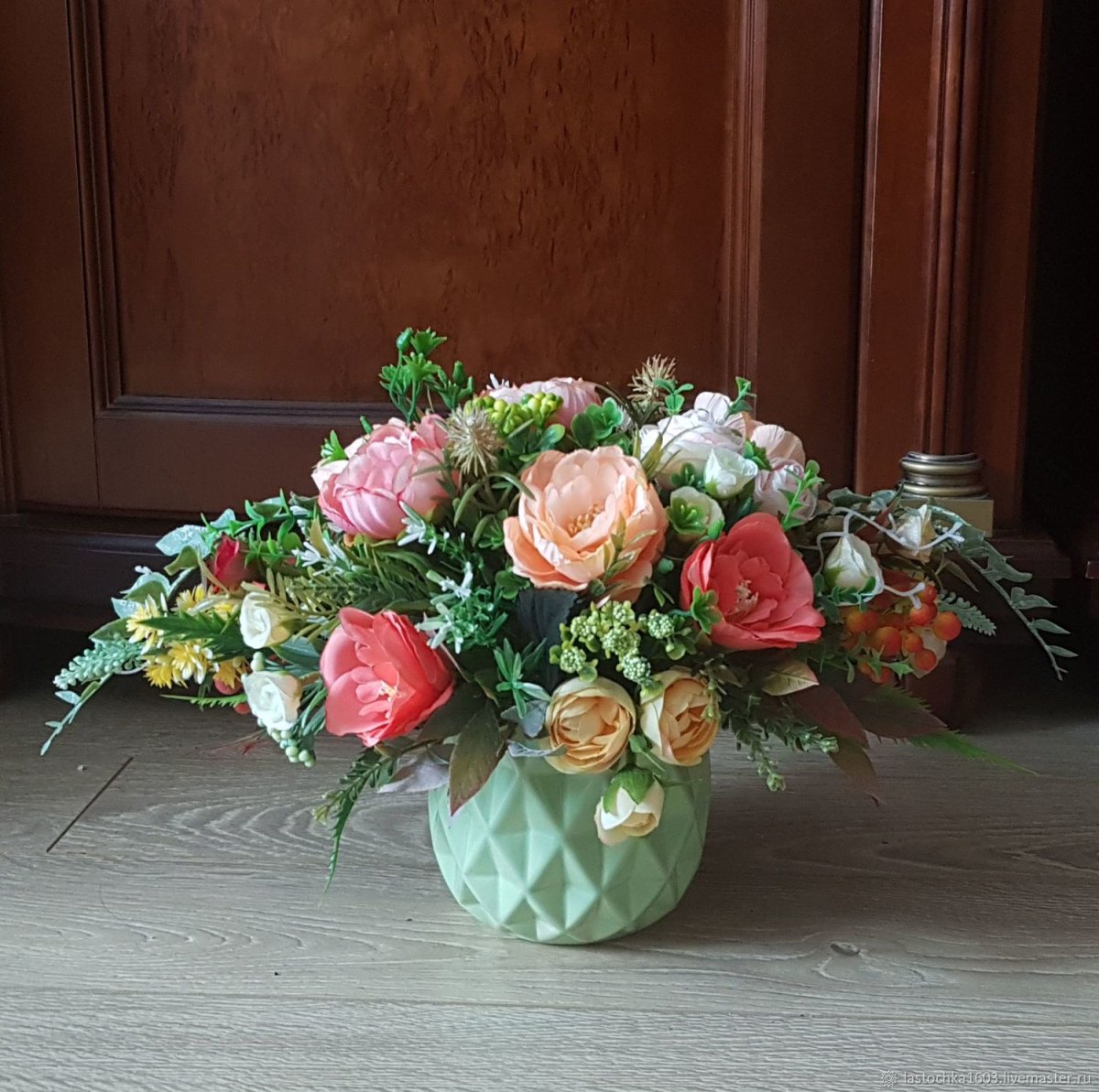 Горизонтальные композиции из искусственных цветов