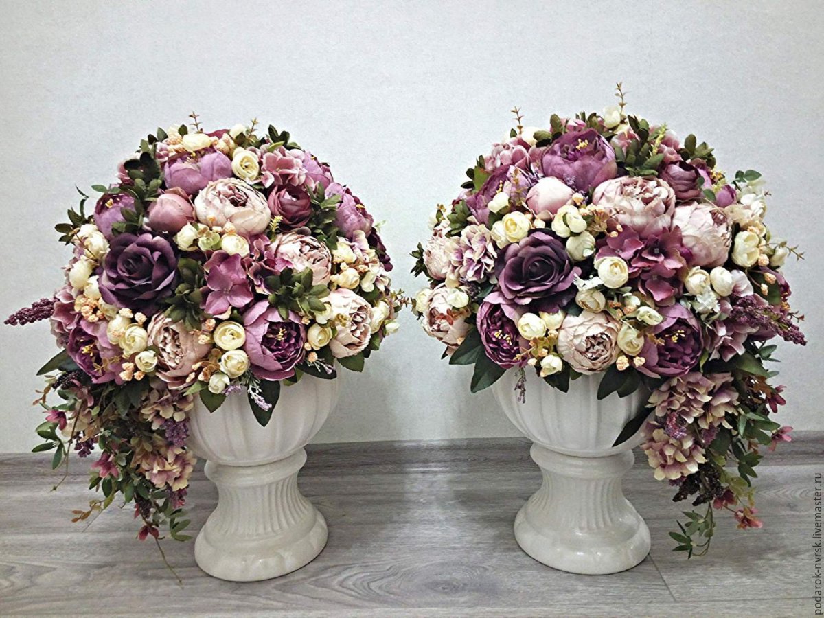 Композиция из искусственных цветов на стол