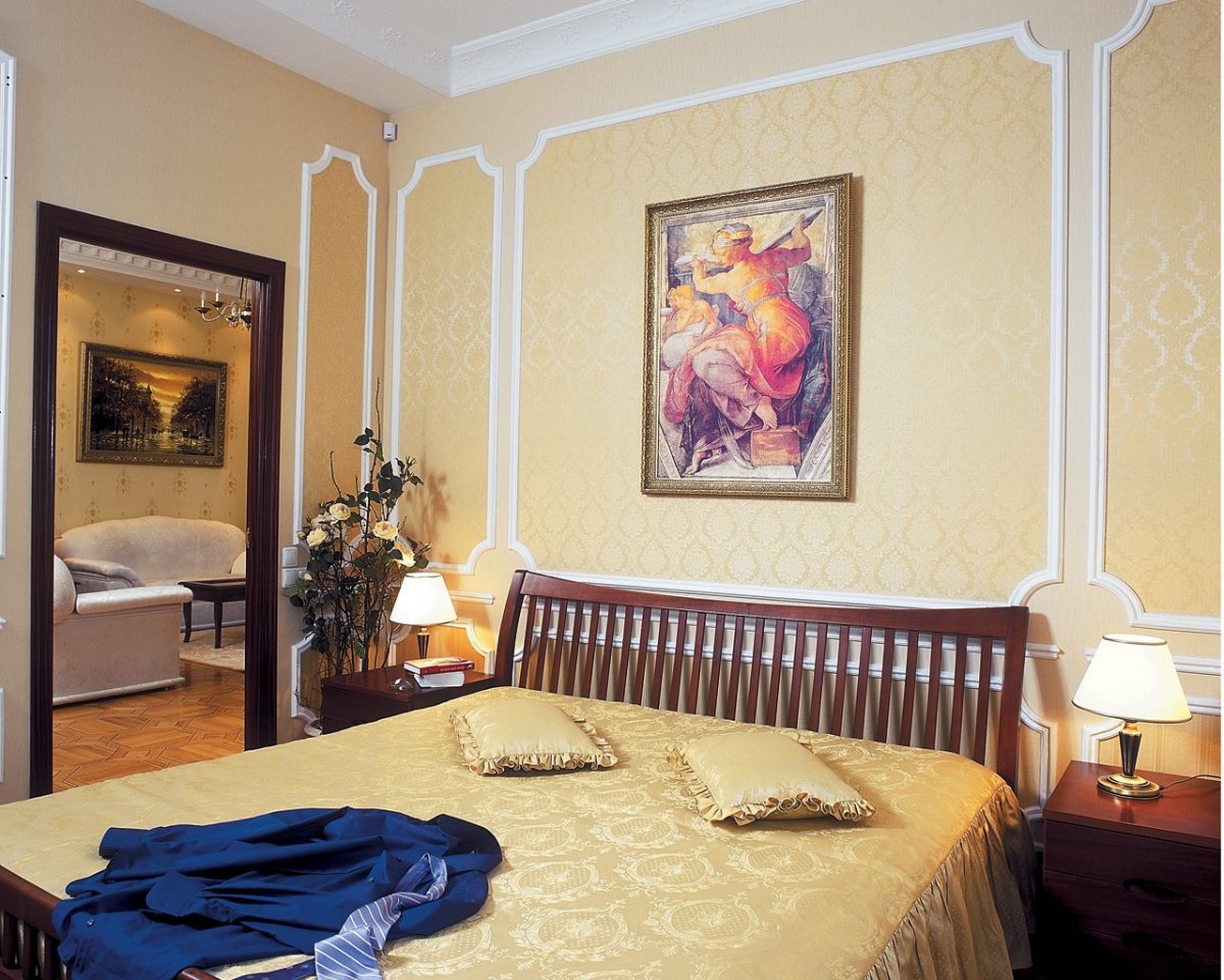 Декор стен багетами